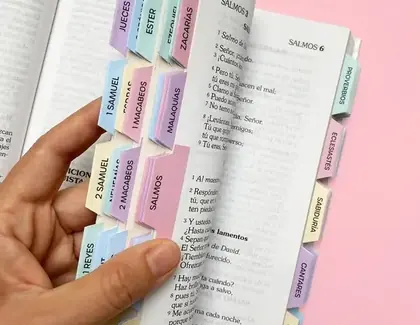 Biblia con pestañas Candy Color aplicadas en detalle